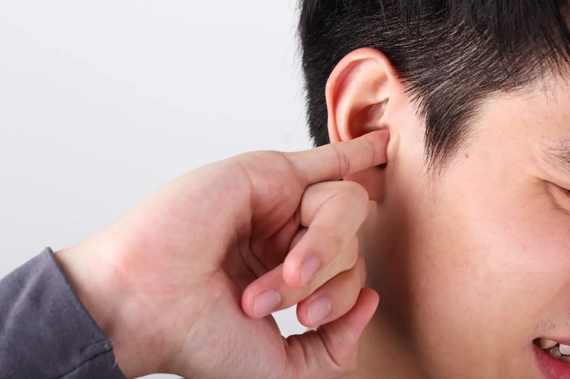 Cảm giác ngứa tai trái
